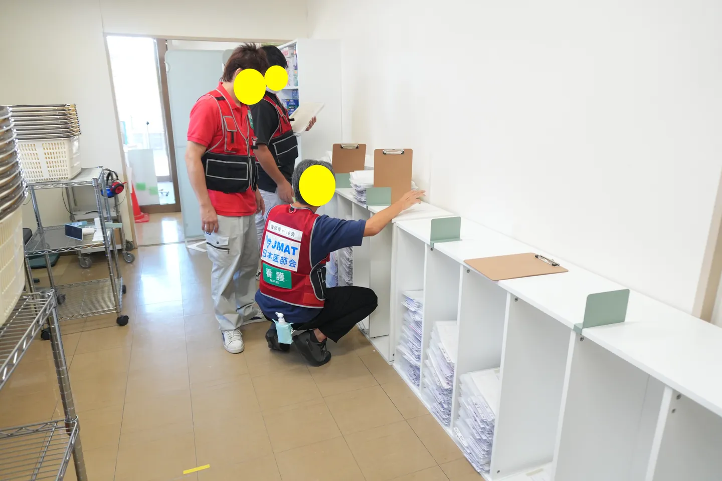 被災地域診療所で棚や院内の整理に取り組むスタッフ