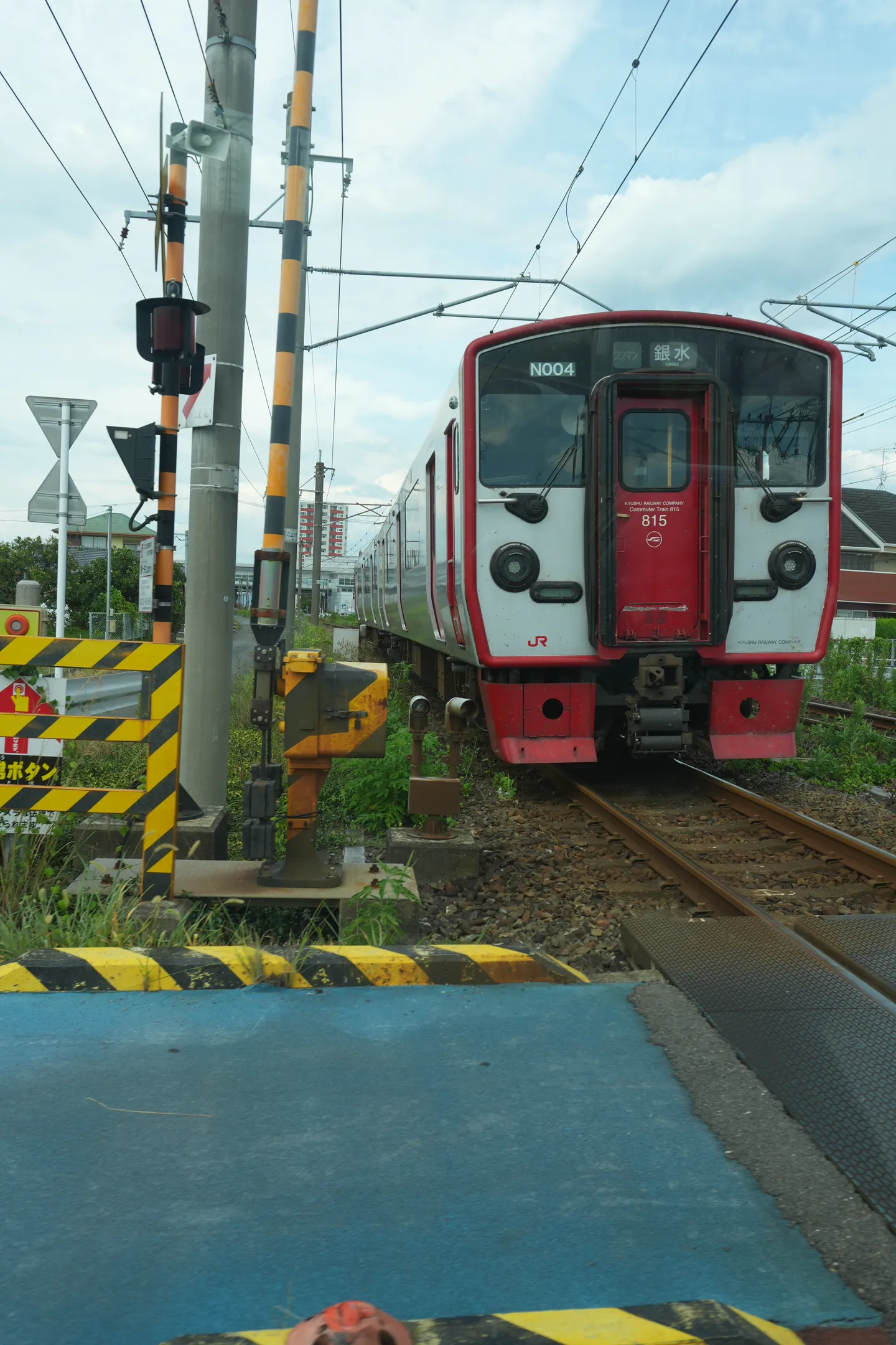 線路上に残された被災した鉄道車両