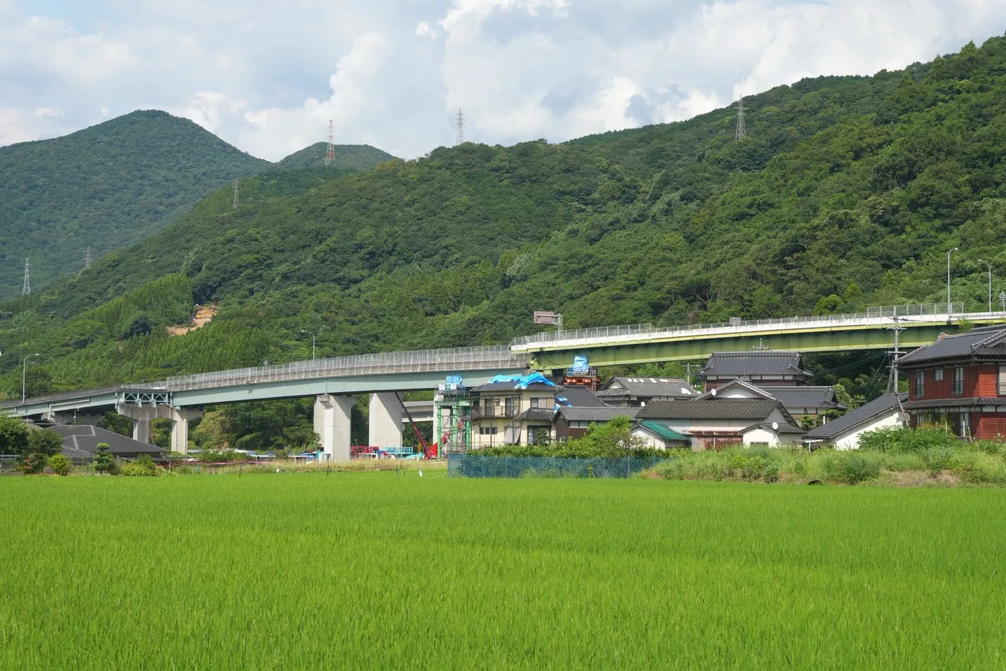橋脚の上で途切れた高速道路の橋桁