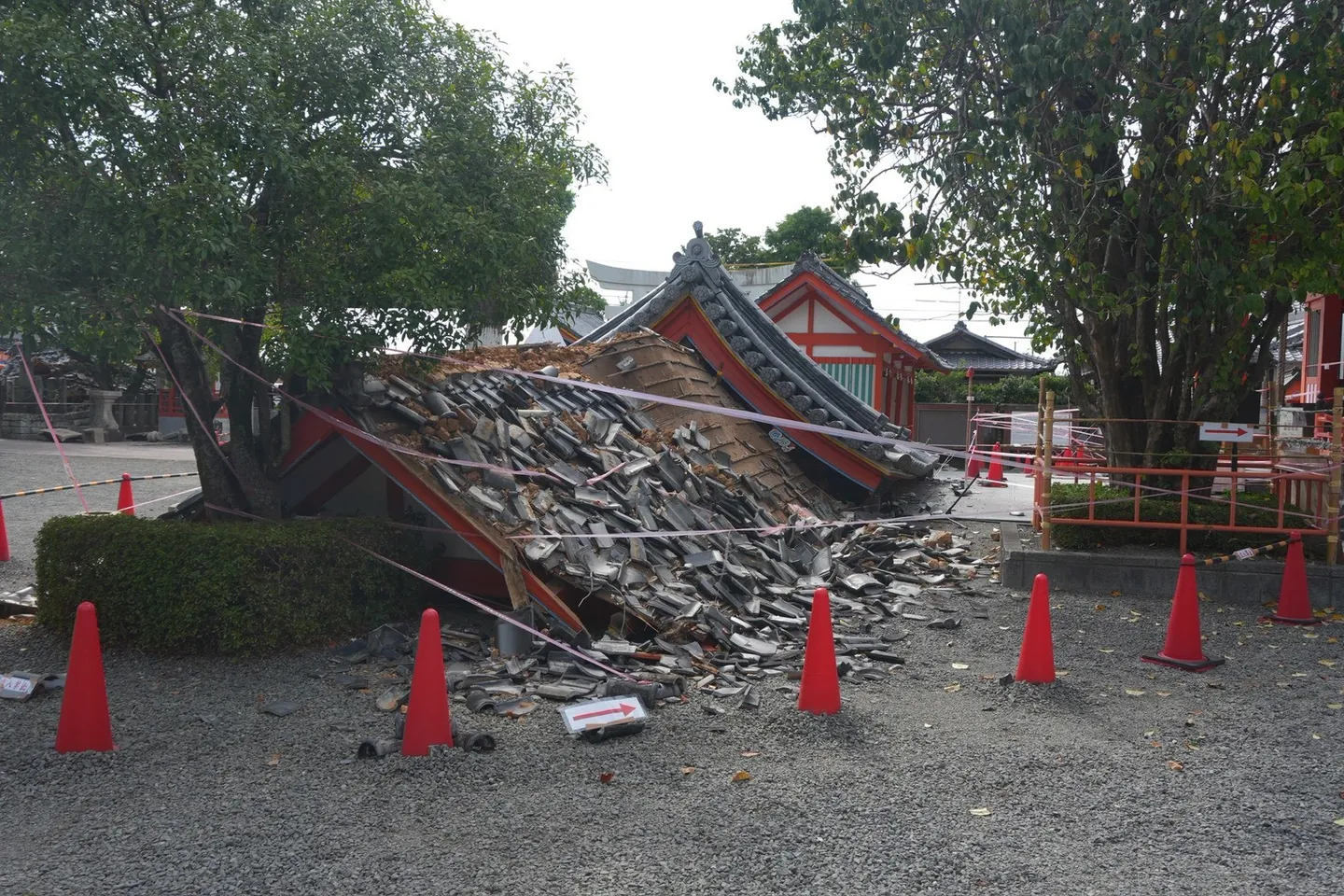 境内で倒壊した建物と立入を制限するコーン