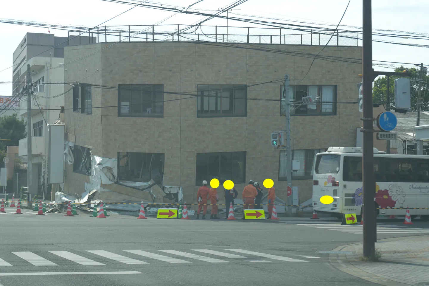 通り沿いで損壊した建物と周辺の様子